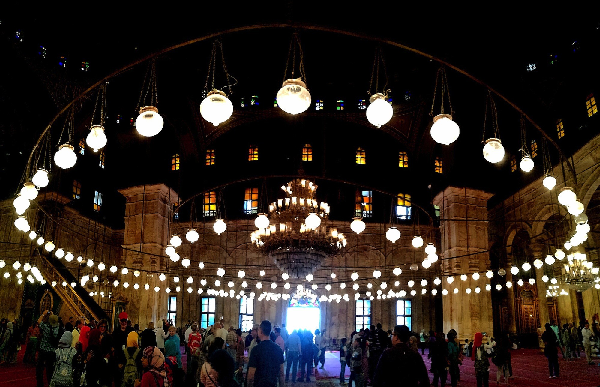 Muhammad Ali清真寺里面的吊灯很特别，这里采用彩色玻璃窗花，给人一种欧式混合的建筑感觉。